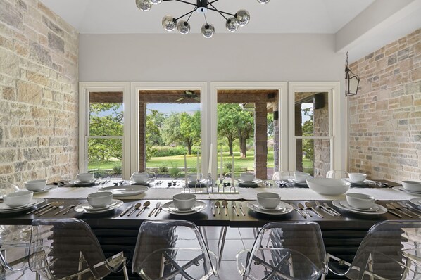 Dining - Near Downtown~Pool on 2 Acres~Pickleball~Sleeps 22 (Austin)