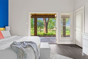 Una scrivania, ferro/asse da stiro, culla da viaggio, Wi-Fi