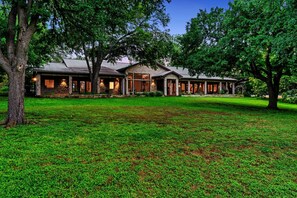 Exterior - Near Downtown~Pool on 2 Acres~Pickleball~Sleeps 22 (Austin)