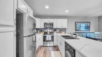 Refrigerador, microondas, horno y parrilla de estufa