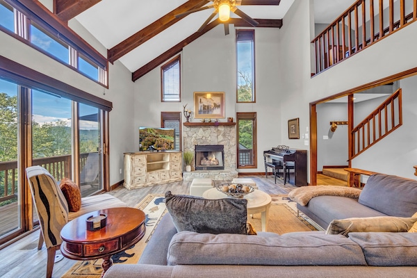 Smart-TV, Kamin, BĂŒcher, Streaming-Dienste