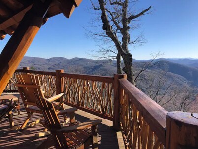 Autumn Escape/ Stunning views Chalet w /Fireplace/walk to trails and slopes