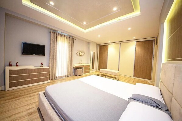 3 bedrooms, WiFi, bed sheets - Milestone Deluxe Apartment (Tiranë)