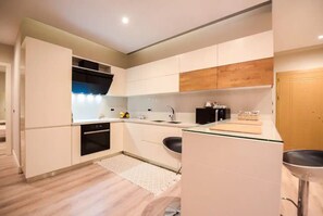 Fridge, microwave, oven, stovetop - Milestone Deluxe Apartment (Tiranë)