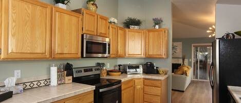 冰箱、微波炉、烤箱、炉灶