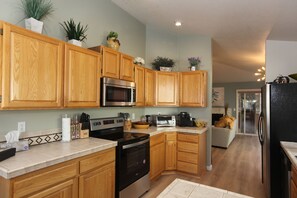 Frigorifero, microonde, forno, piano cottura