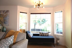 Smart TV, caminetto, videogiochi, libri