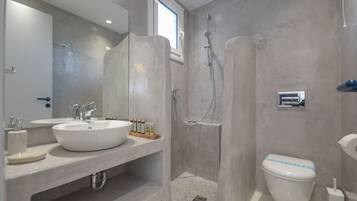 Studio, 1 Double Bed, Private Bathroom | Bathroom | Shower, hair dryer, towels, soap