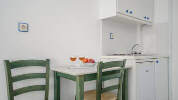 Studio, 2 Twin Beds, Private Bathroom | Private kitchen | Fridge, cookware/dishes/utensils, cleaning supplies