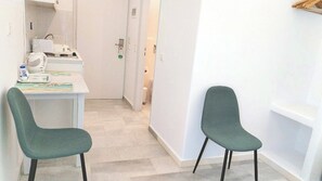 Refrigerador, utensilios de cocina, artículos de limpieza