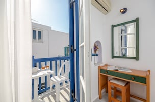 Studio, 2 Twin Beds, Private Bathroom | In-room safe, free WiFi, bed sheets