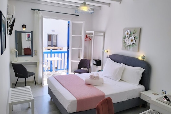 Estúdio, 1 cama de casal, banheiro privativo | Cofres nos quartos, Wi-Fi de cortesia, roupa de cama
