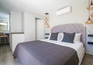 4 chambres, fer et planche à repasser, lit de bébé portatif