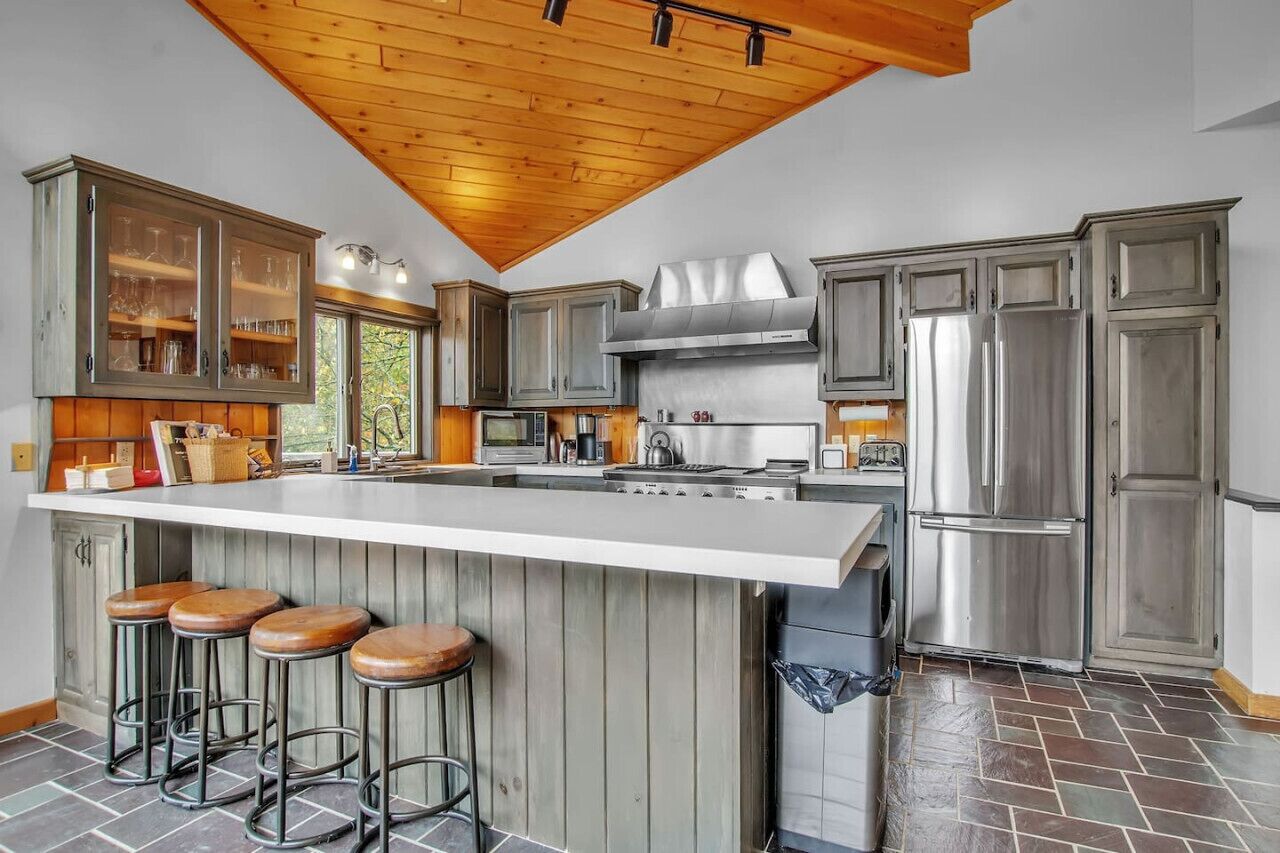 Réfrigérateur, plaque de cuisson, cafetière/bouilloire