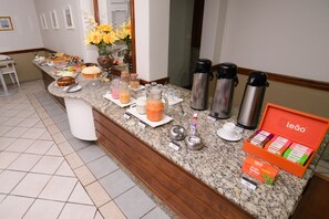 Tägliches Frühstücksbuffet gegen Gebühr