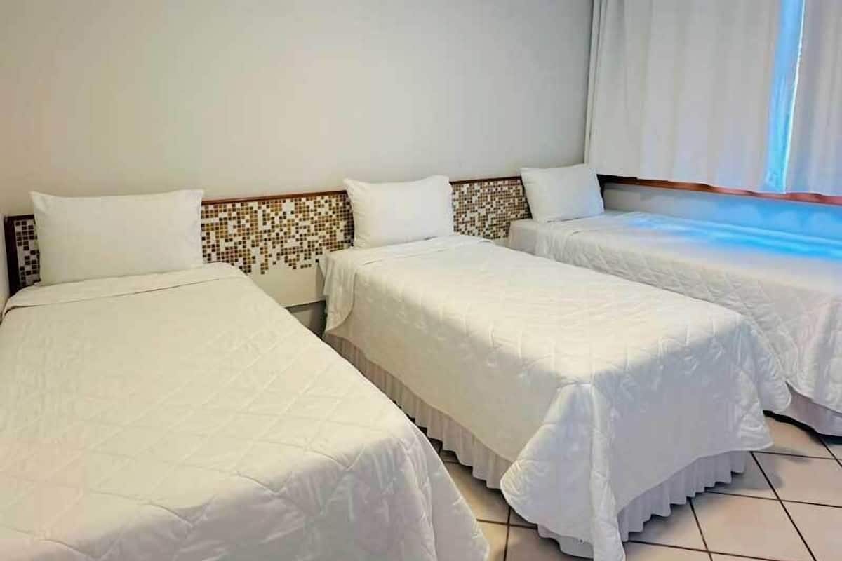Grand Triple Room | Peralatan tempat tidur premium, katil Select Comfort