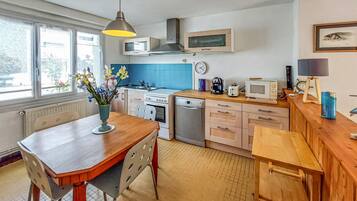 Een koelkast, een oven, een kookplaat, een vaatwasser