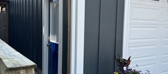 Blue Door upper apartment with King Bed