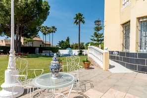 Outdoor dining - Star's House Seville. 10 minutes from Seville. Private pool (Valencina de la Concepción)
