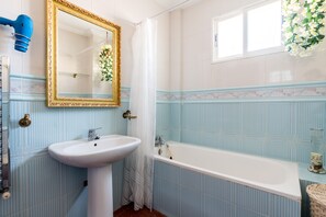 Hair dryer, bidet, towels, soap - Star's House Seville. 10 minutes from Seville. Private pool (Valencina de la Concepción)