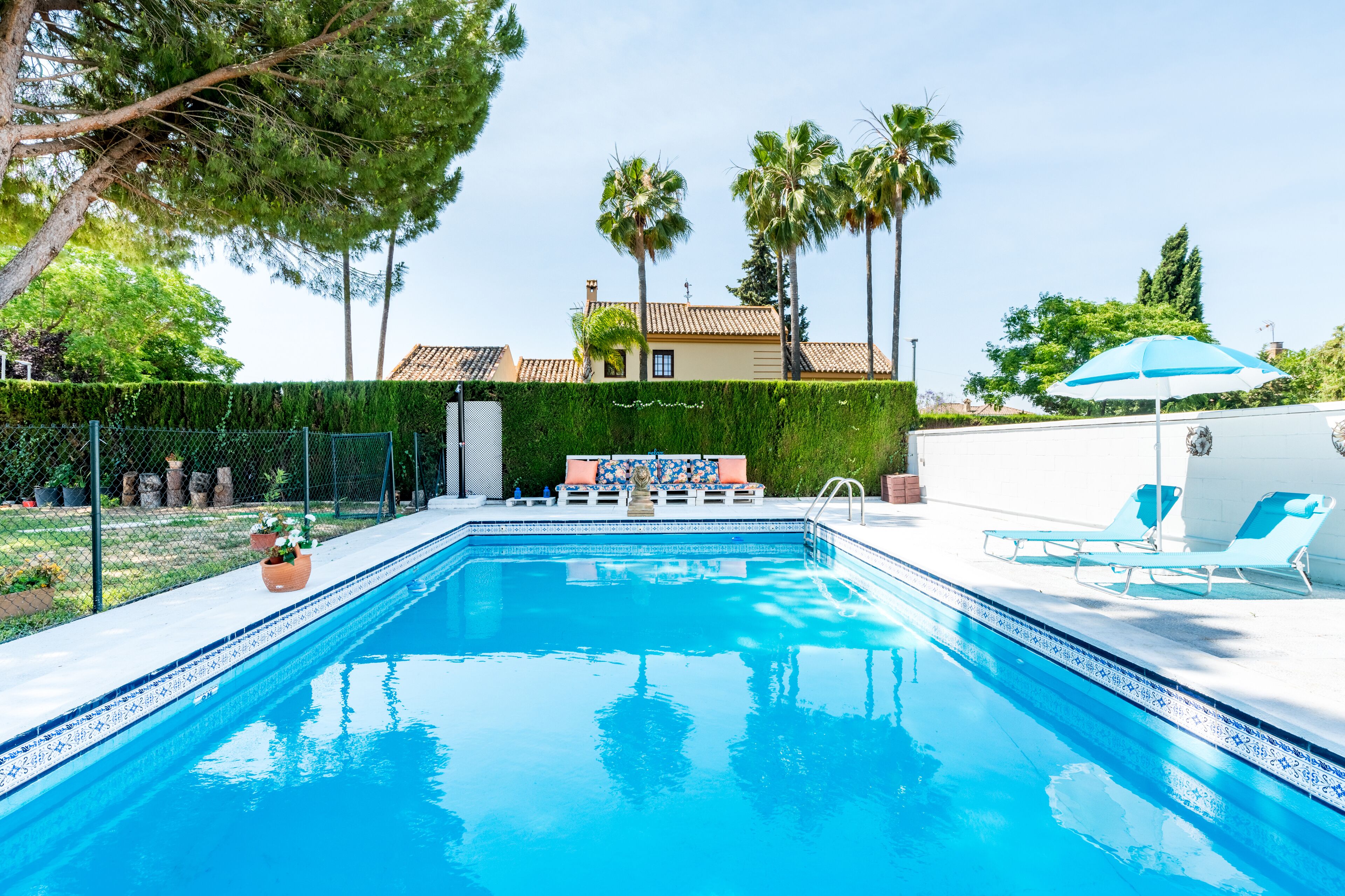 Una piscina al aire libre
