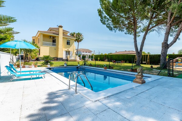 Outdoor pool - Star's House Seville. 10 minutes from Seville. Private pool (Valencina de la Concepción)