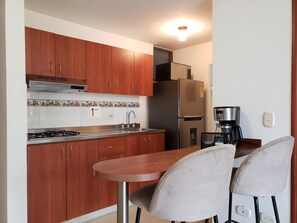 Kühlschrank, Mikrowelle, Wasserkocher mit Kaffee-/Teezubehör