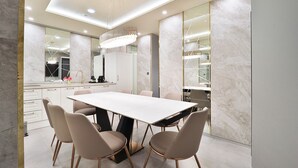 ロイヤル ペントハウス | リビング エリア | 70 インチのスマートテレビ (ケーブル放送視聴可)、テレビ、Netflix