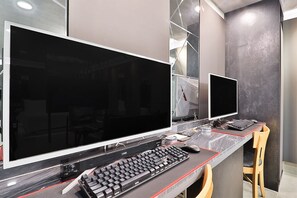Phòng Suite Royal | Khu phòng khách | Smart TV 70-inch có truyền hình cáp, TV, Netflix 