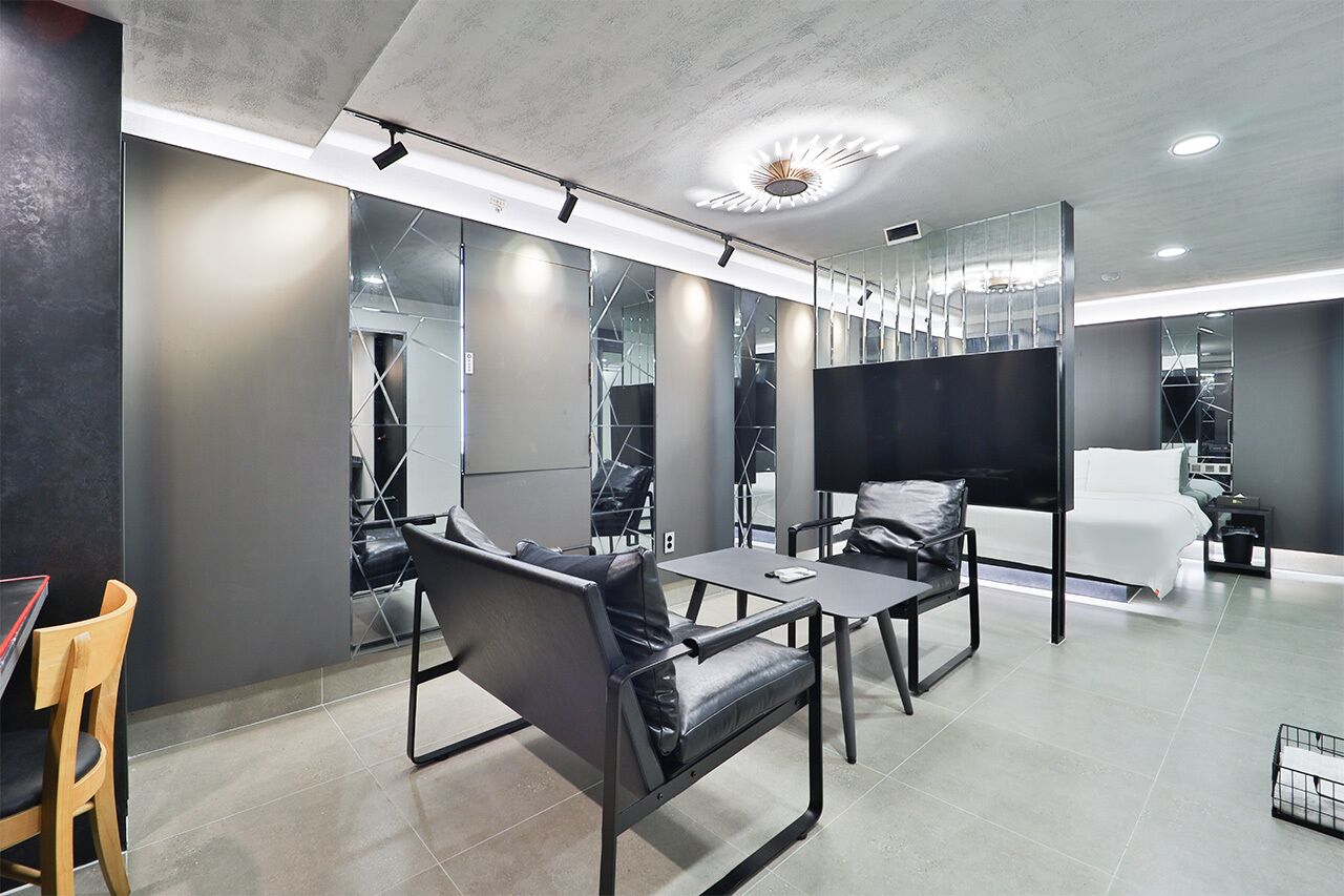 Royal-sviitti | Oleskelualue | Älytelevisio, Netflix, ensi-iltaelokuvia, maksullisia elokuvia