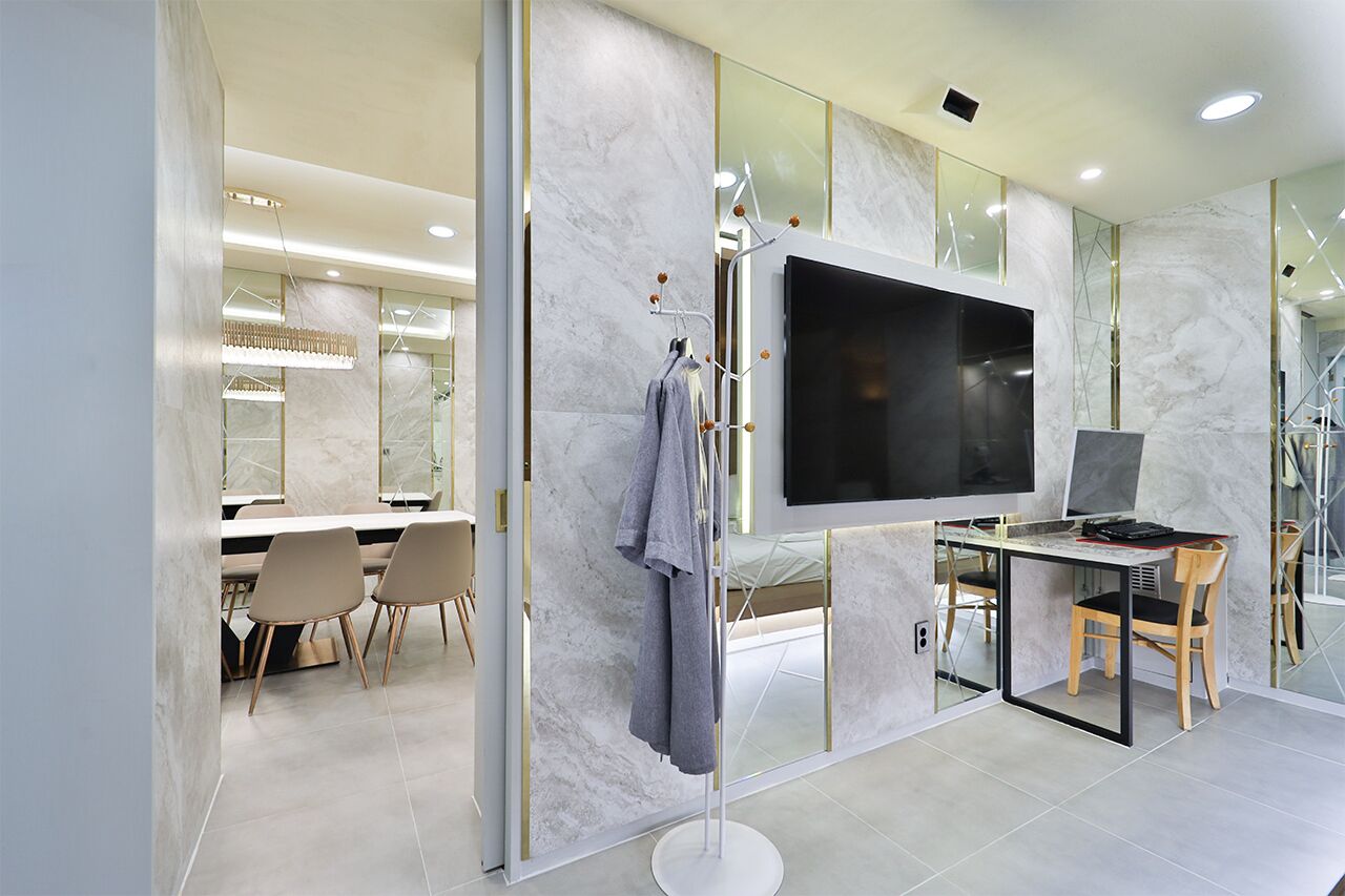 Royal Penthouse | Living area | 70-inch Smart TV with cable channels, TV, Netflix