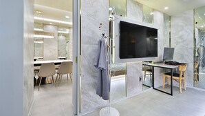 ロイヤル ペントハウス | リビング エリア | 70 インチのスマートテレビ (ケーブル放送視聴可)、テレビ、Netflix