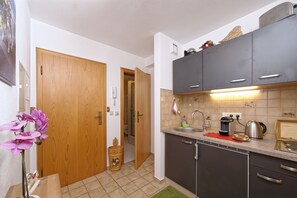 Kühlschrank, Mikrowelle, Herdplatte, Wasserkocher mit Kaffee-/Teezubehör