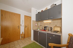 Kühlschrank, Mikrowelle, Herdplatte, Wasserkocher mit Kaffee-/Teezubehör