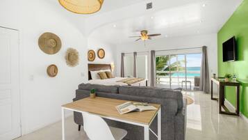 Studio Superior | Két bảo mật tại phòng, trang trí khác biệt