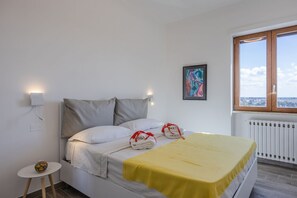 1 dormitorio, tabla de planchar con plancha, wifi y ropa de cama