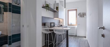 Mikrowelle, Herdplatte, Kochgeschirr/Geschirr/Besteck