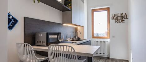 Micro-ondas, cooktop, talheres/pratos/utensílios de cozinha