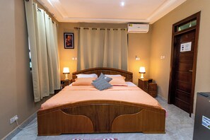 Habitación Deluxe, vista al jardín | 1 habitación, ropa de cama de alta calidad y decoración personalizada 