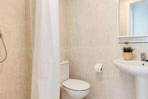 Een haardroger, handdoeken