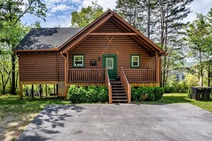 Exterior - Family Retreat - HotTub! Theater! FirePit! Wifi! Grill! Jacuzzi in both bedrooms (Pigeon Forge)