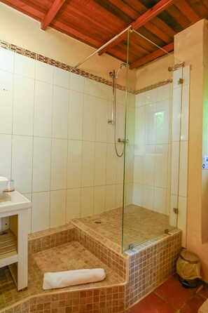 Toallas, jabón, shampoo, papel de baño 