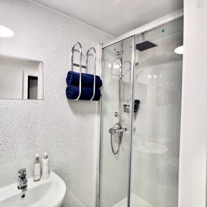 Shower - Modern home in Beeston (Beeston)