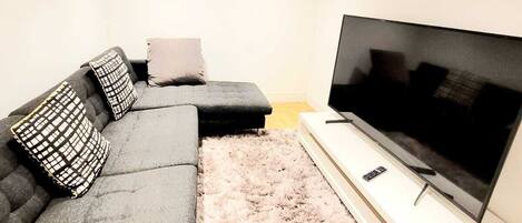 Smart-tv, bordsfotboll och ett filmbibliotek