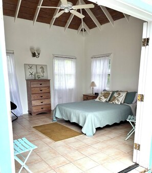 5 quartos, cofres nos quartos, escrivaninha, berço de viagem