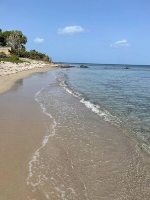 Chaises longues, serviettes de plage