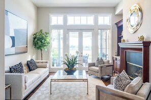 Smart TV, chimenea, libros y impresora 