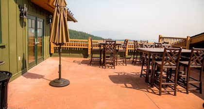 Freshly updated 3 bedroom ski in and out Morning Eagle condo