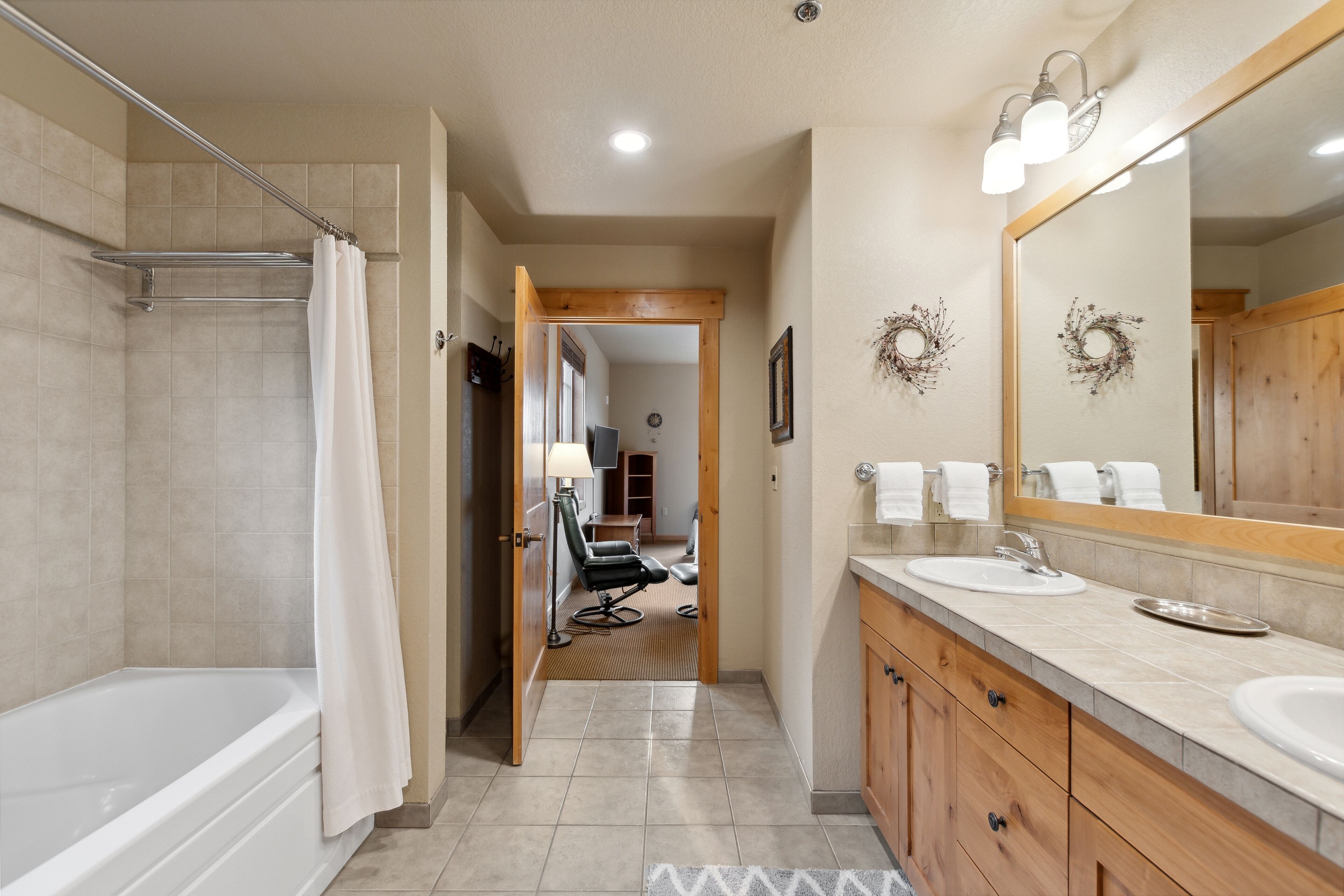 Combined shower/bathtub, hair dryer, towels