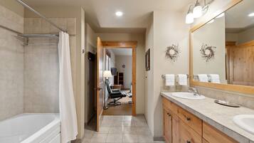 Combined shower/bathtub, hair dryer, towels